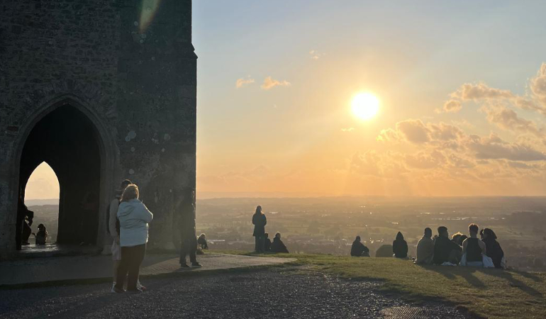 Sonnenaufgang über Glastonbury