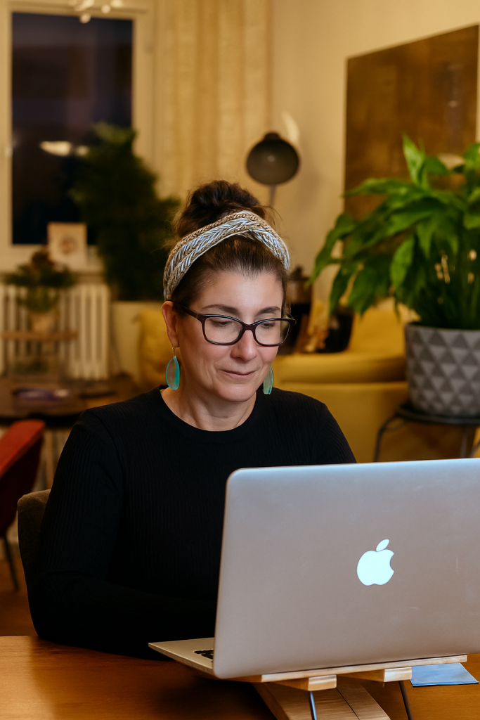 Brigitte Herrmann von Contzen beim Channeling in ihrer Praxis