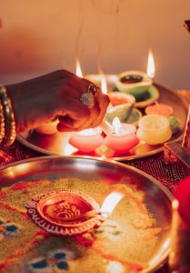 Warmes Ritualbild mit Kerzenlicht als atmosphärische Ergänzung zur spirituellen Arbeit